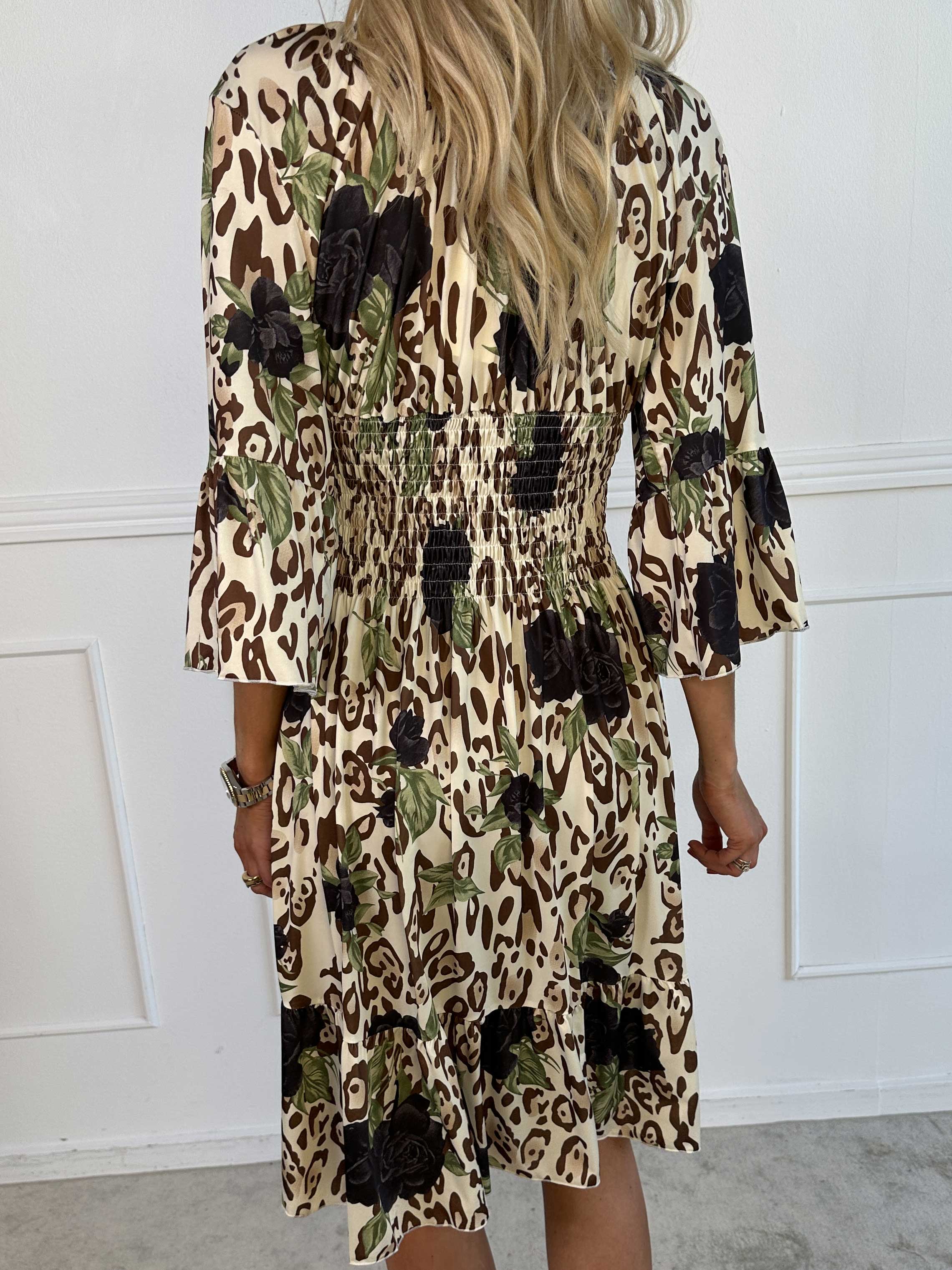 Flora Leo - Sød kjole i elastisk stof og smock i taljen